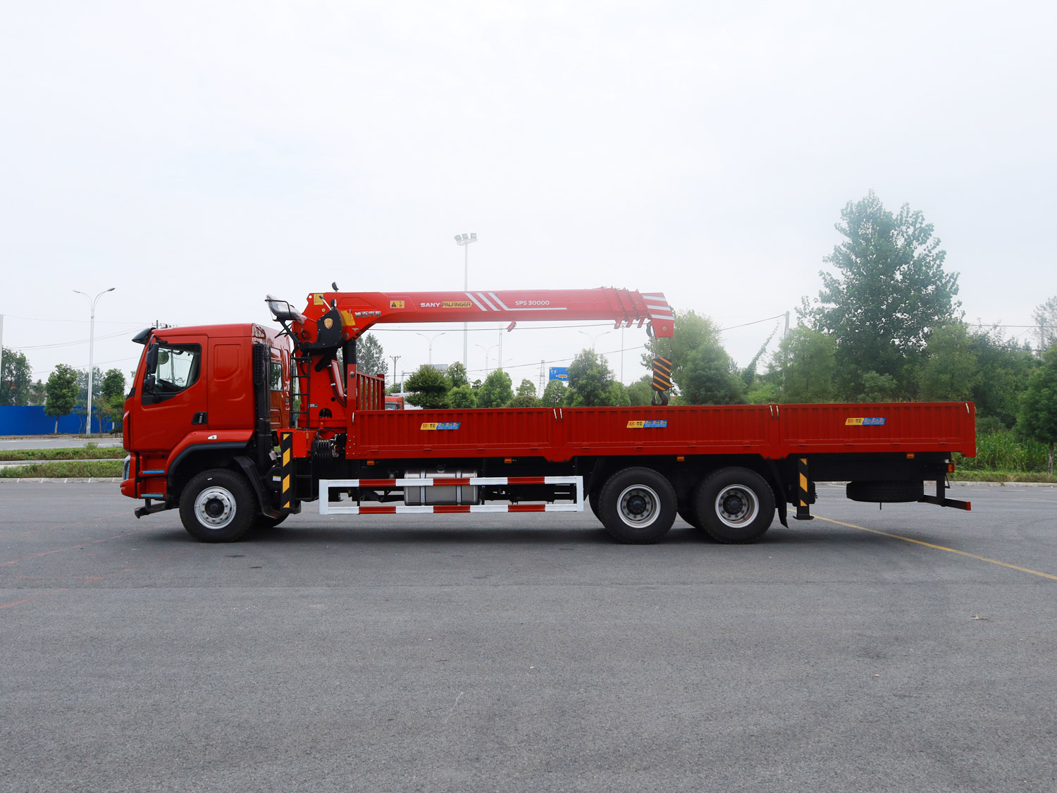 國(guó)六東風(fēng)柳汽乘龍H5后雙橋上裝三一12噸直臂式吊機(jī)隨車(chē)吊